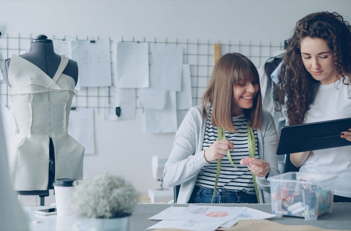 Monter un atelier couture solidaire : guide pratique