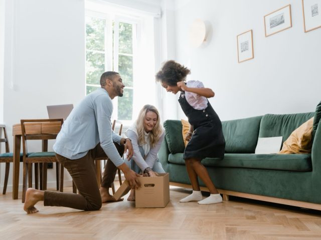 Partager un logement familial : options et précautions