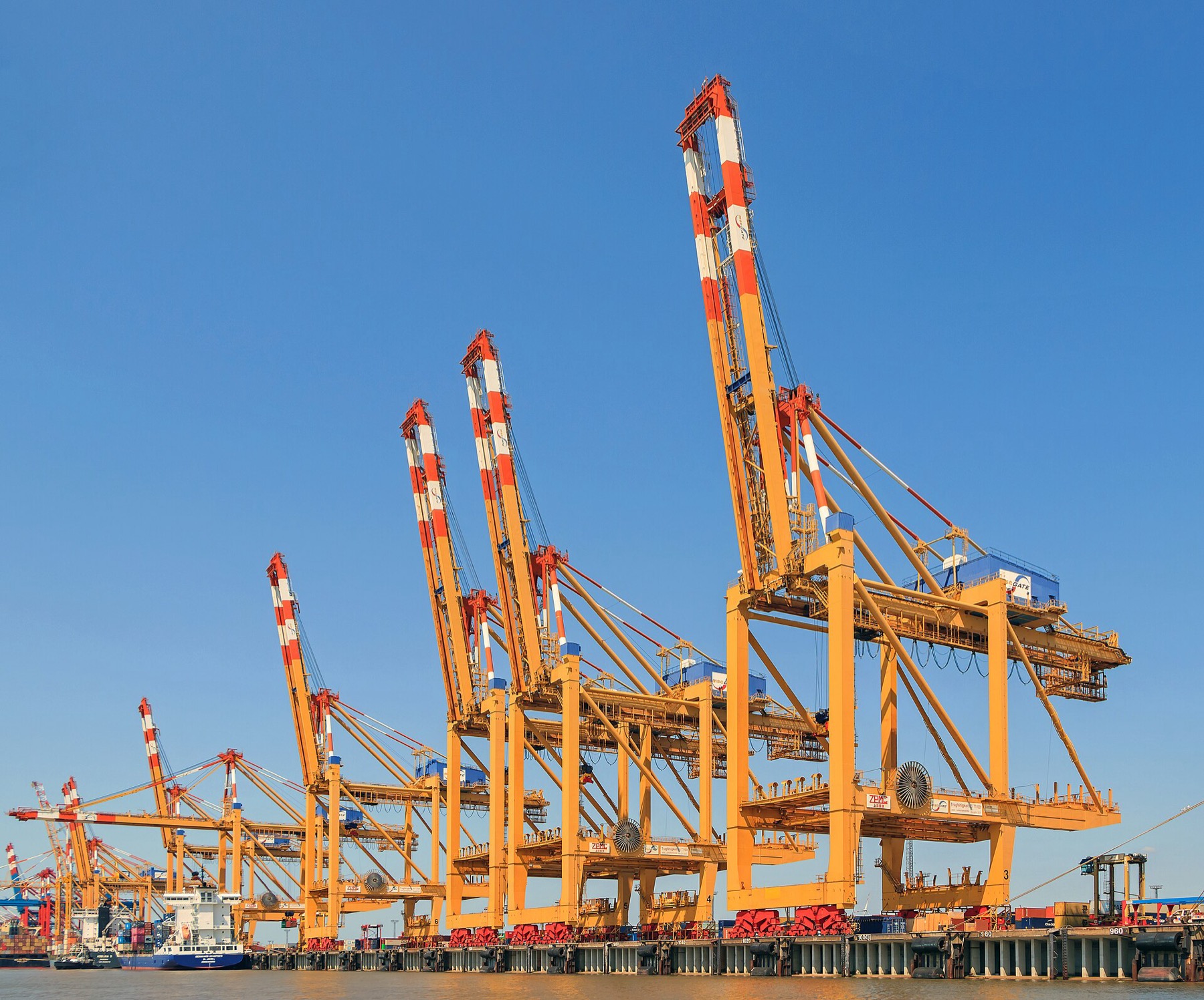 grues portuaires chargeant des conteneurs sur un porte-conteneurs dans un terminal maritime