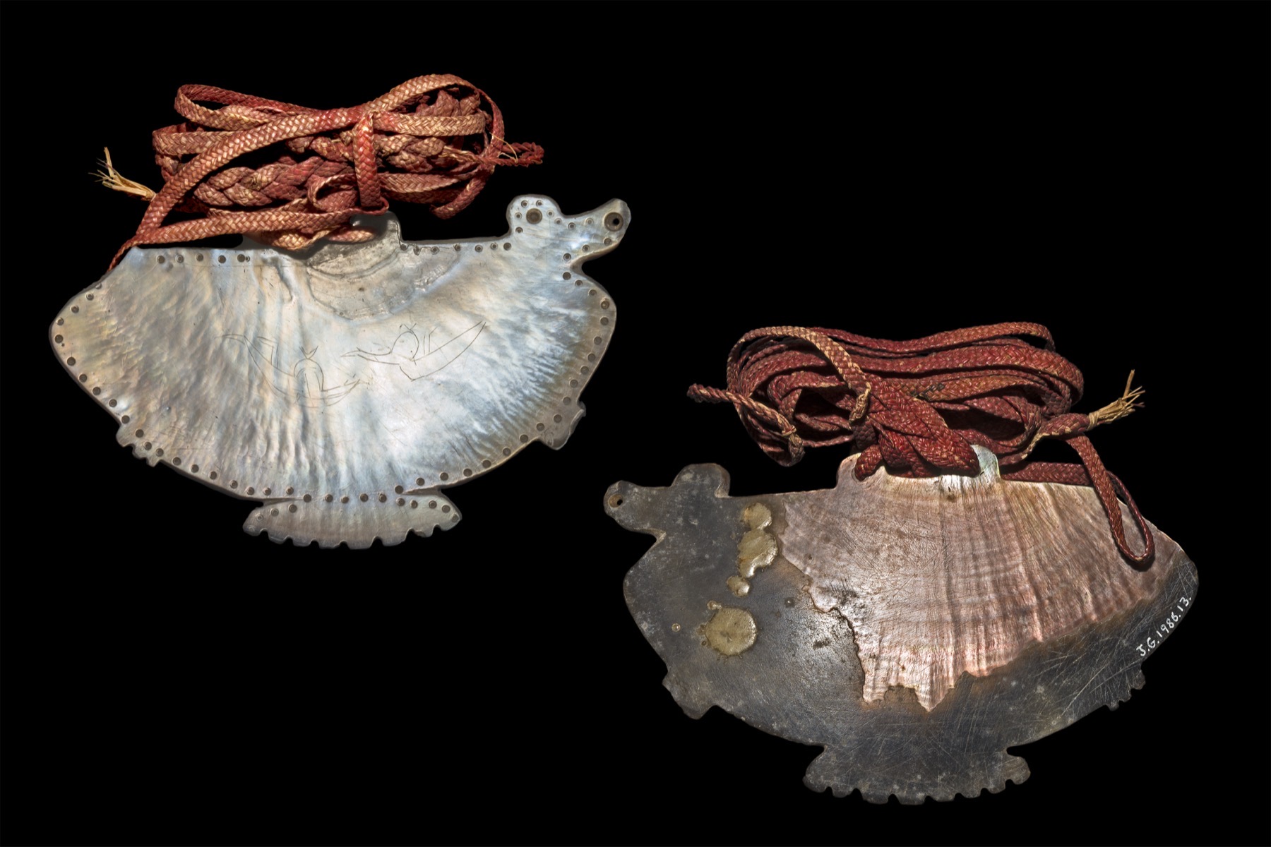 pendentif en nacre gravée à la main avec un motif traditionnel finement ciselé