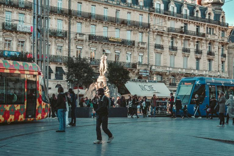 Comment utiliser les transports en commun pour économiser et réduire votre impact