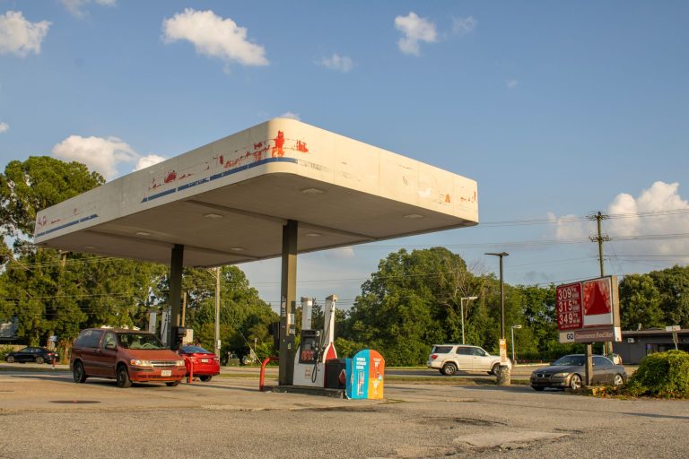 Benzine et Gazole : La Stratégie du Zéro Profit de l&rsquo;État Face à la Montée des Prix