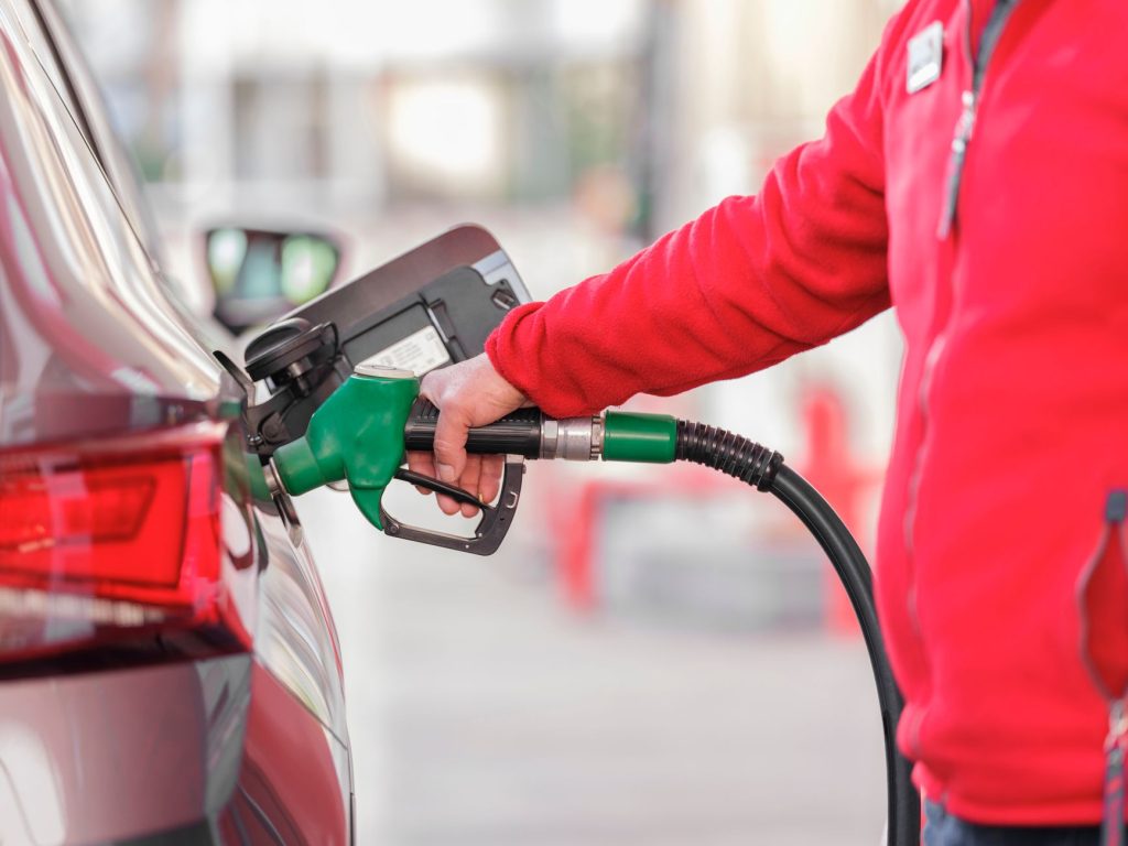 Aides gouvernementales sur les carburants : qui en profitera réellement dès le 1er octobre ?