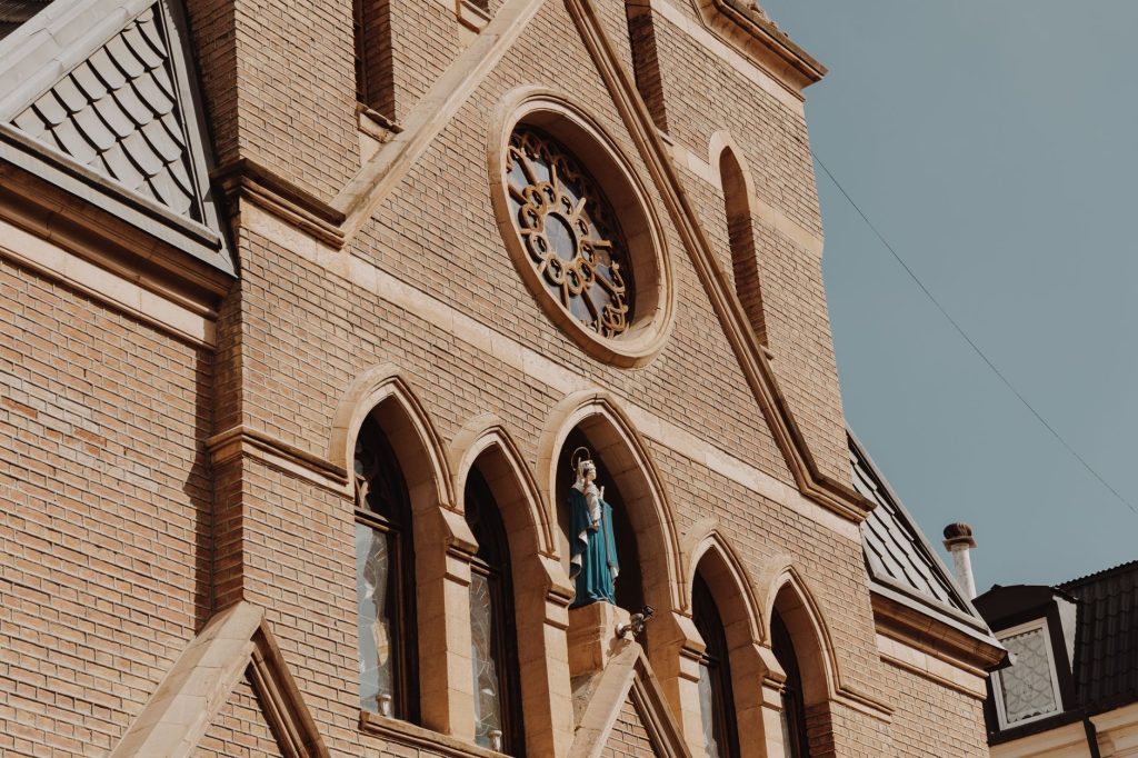 Sauvez un joyau du patrimoine de Saint-Pol-de-Léon : les vitraux de la chapelle Notre-Dame du Kreisker en péril