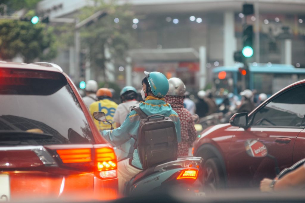 Pourquoi la voiture reste le choix principal pour les trajets travail en France ?