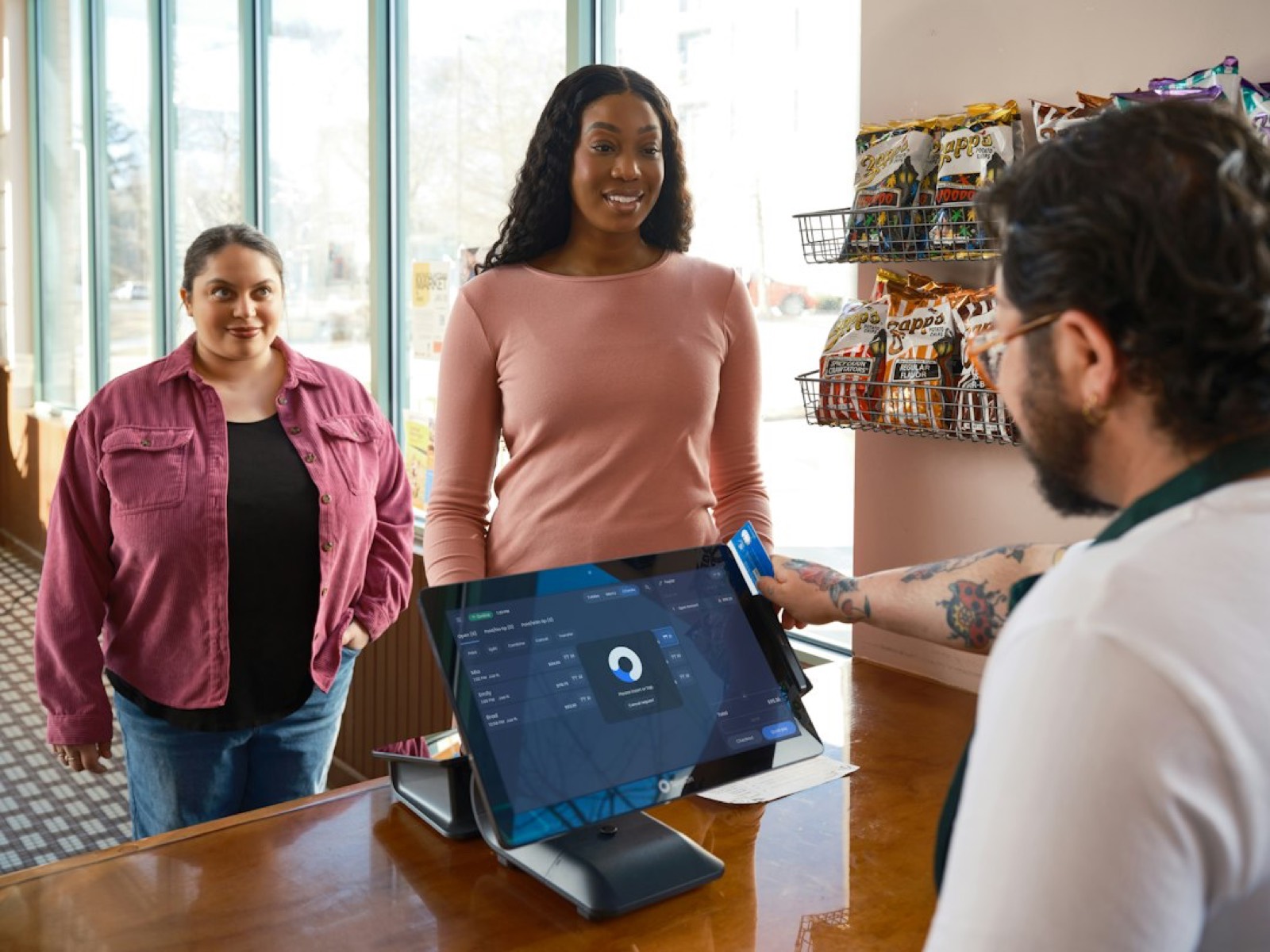 terminal de paiement sur smartphone dans un petit commerce
