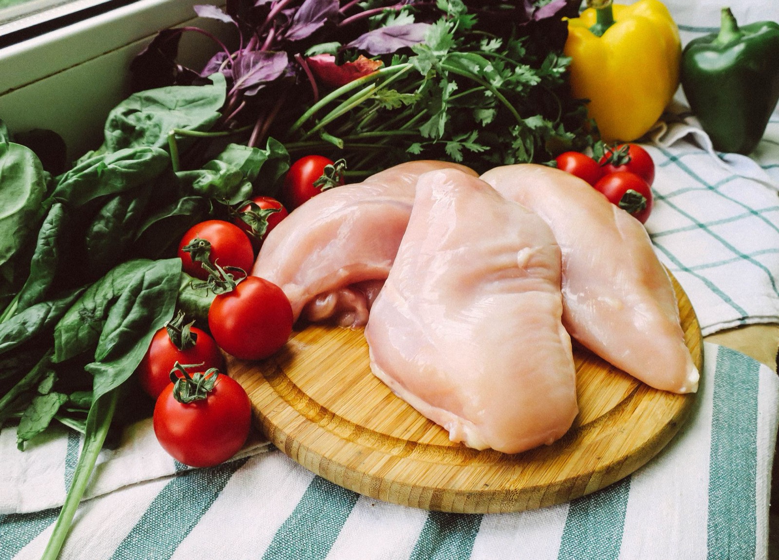 Viande crue et légumes découpés sur une planche de cuisine pour la ration d'un animal