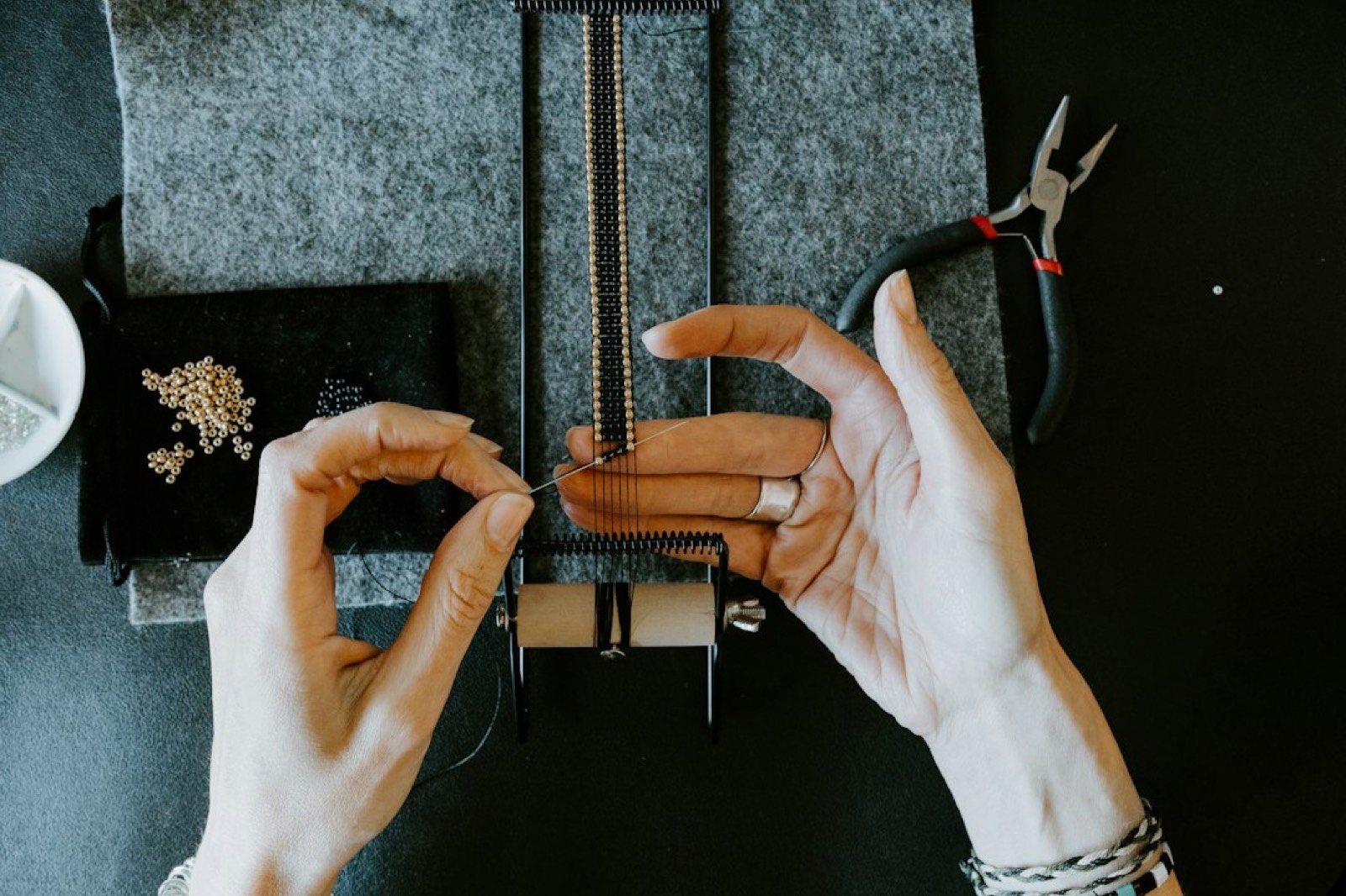 Bijoutier vérifiant l'authenticité d'une bague en argent avec une loupe
