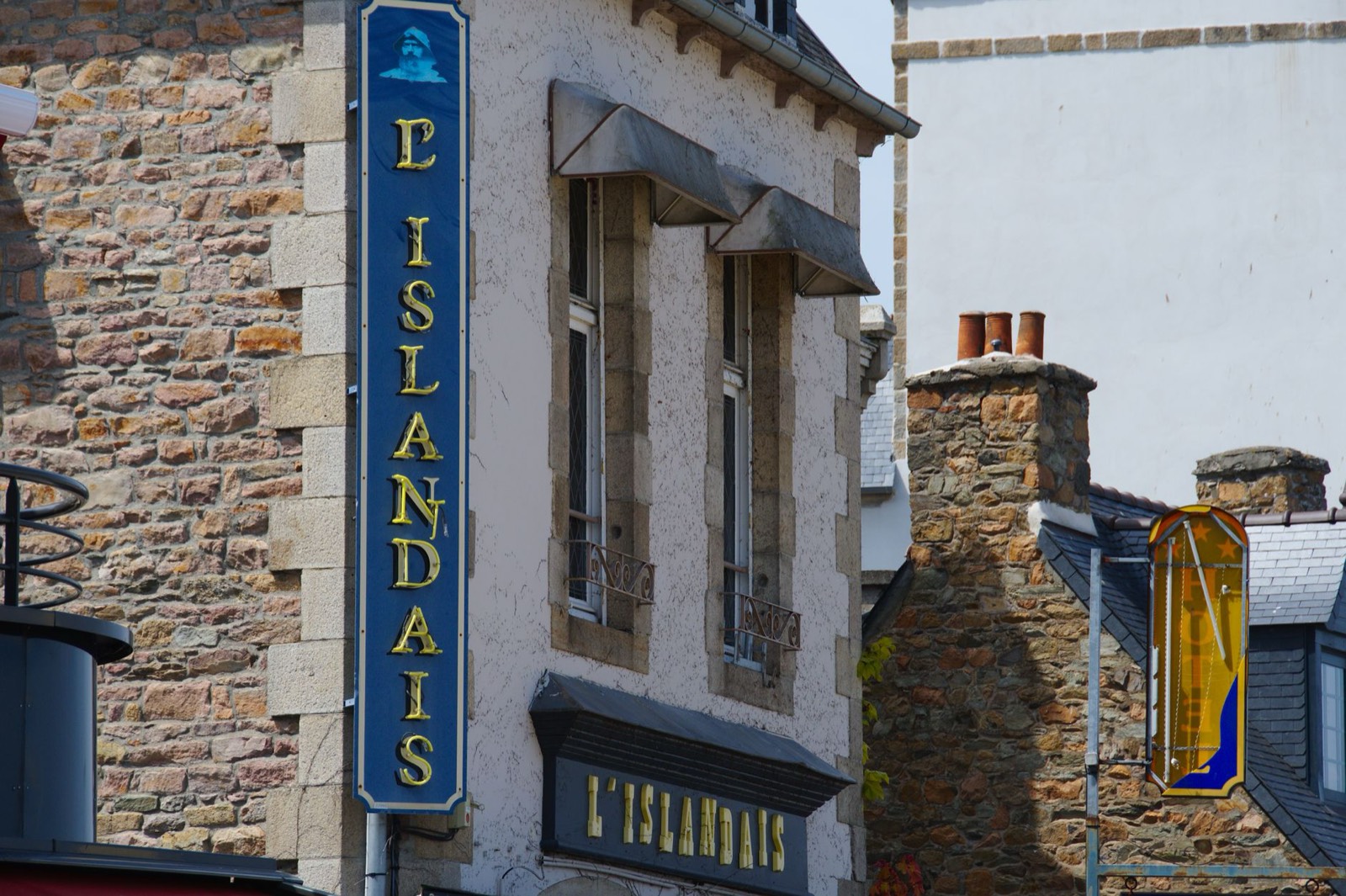 Devanture d'un petit commerce en Bretagne, local professionnel à protéger