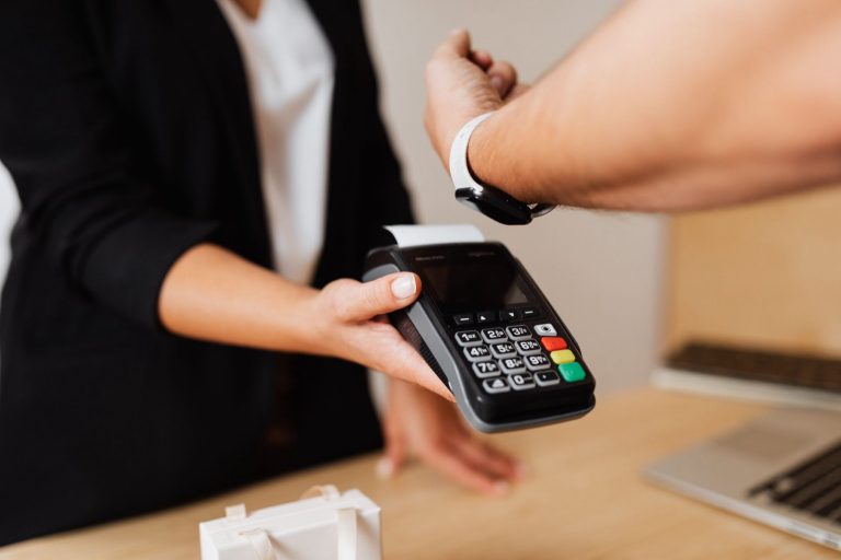Paiements alternatifs en commerce local : ce qui change au comptoir