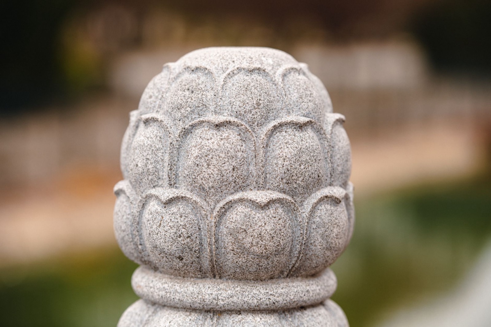 Gros plan sur la texture d'une sculpture en pierre, éclairage naturel