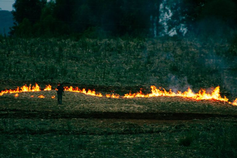 Incendie inquiétant près de Landivisiau : un hangar agricole menacé