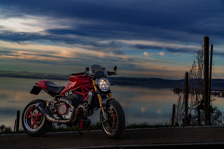 Curé motard : un acte de foi sur deux roues