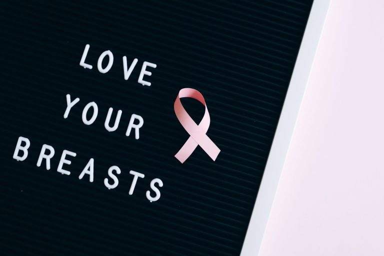 Engagement local : 300 marcheurs unis pour la lutte contre le cancer du sein à Roscoff