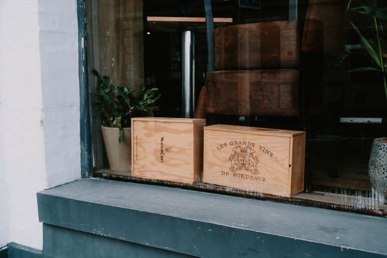 Plouescat : la Halle aux vins renaît grâce à deux amis audacieux !