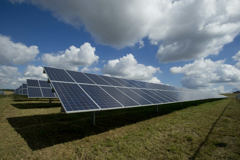 À Saint-Pol-de-Léon, l’agriculture durable prend forme grâce à l’énergie solaire